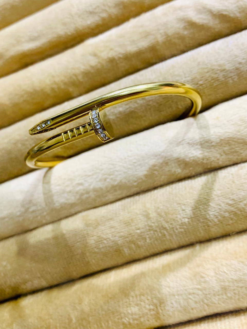 NAIL STONE HANDCUFF
